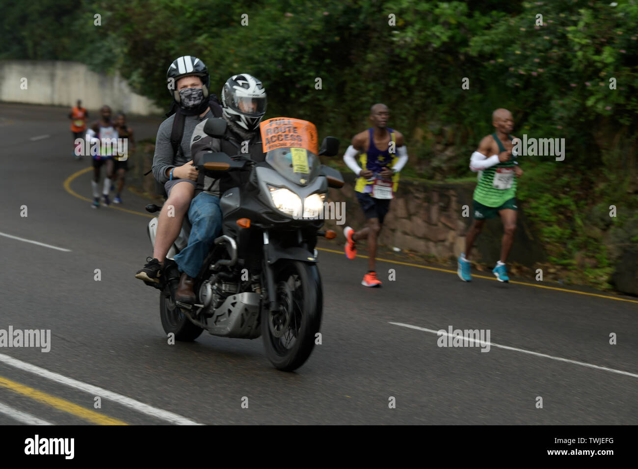Durban, Sud Africa, uomini a cavallo su media motocicletta passando guide, 2019, compagni Marathon, notizie, premere, persone reportage Foto Stock