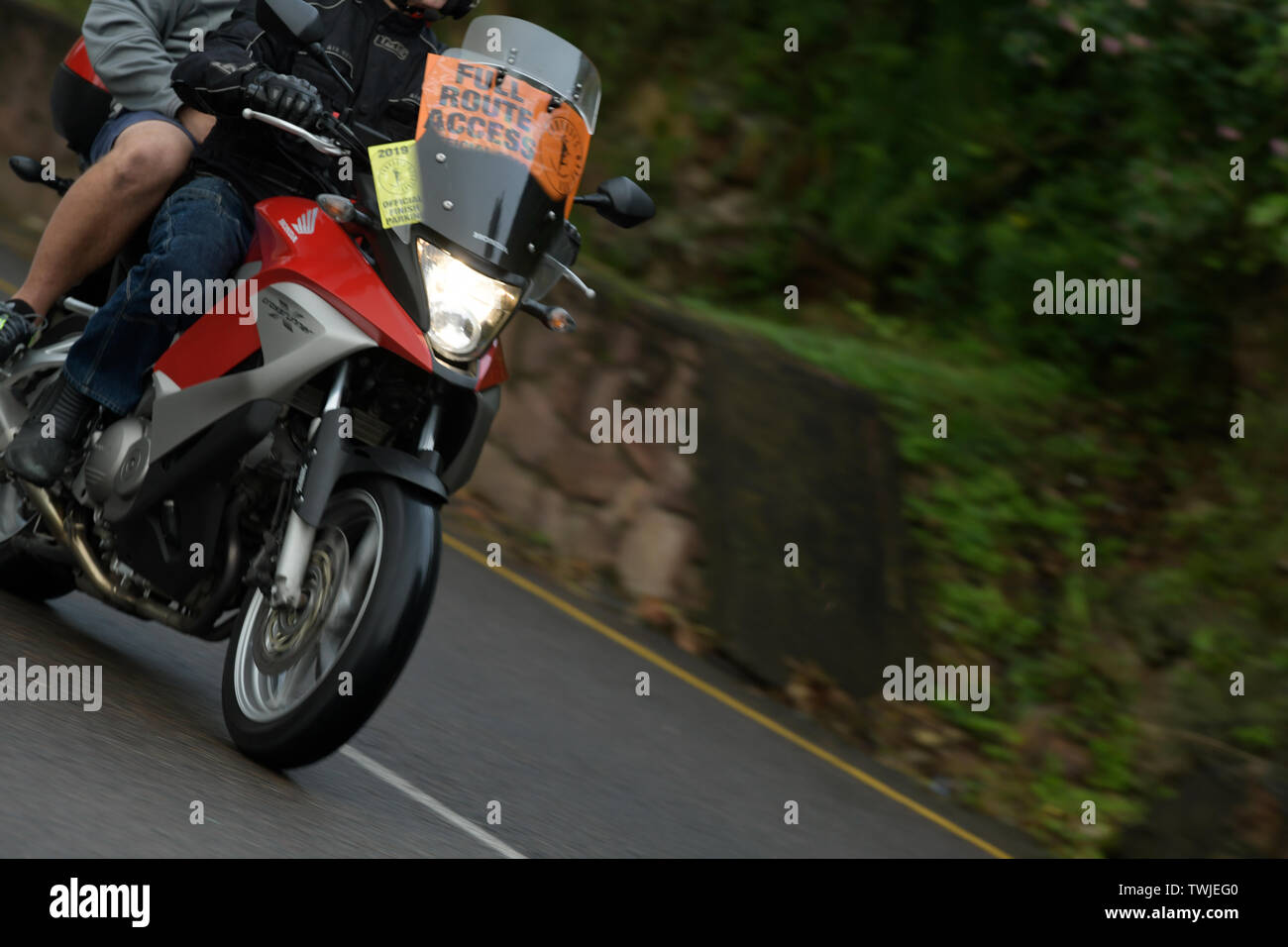 Durban, Sud Africa, moto pilota e passeggero, motociclo con evento ufficiale approvazione di trasportare i media accreditati, 2019, compagni Marathon Foto Stock