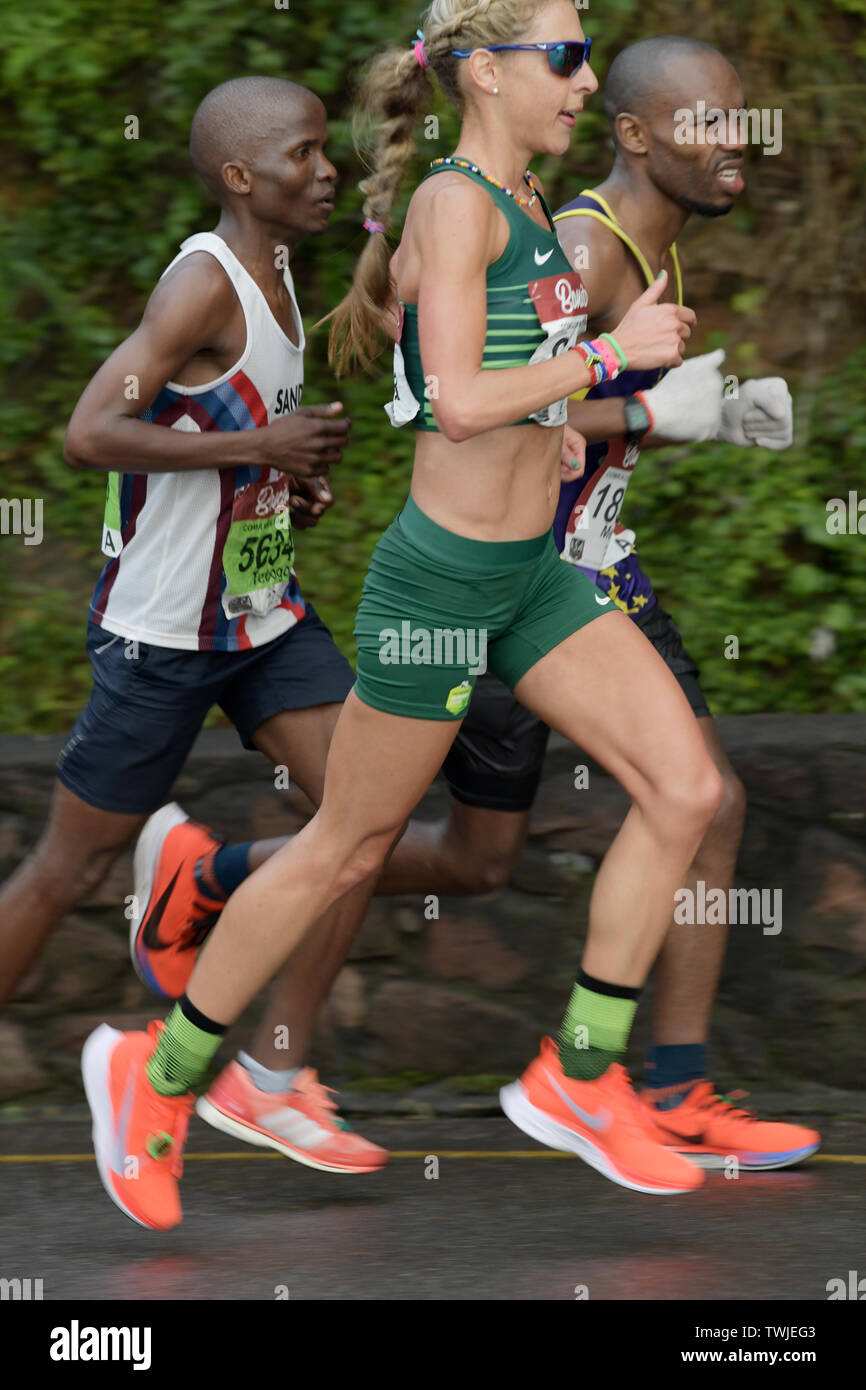 Durban, Sud Africa, eventuale vincitore delle donne di gara, Gerda Steyn, 2019, compagni Marathon, portando a 37 km marchio di 87 km, lo sport, le persone, atleta Foto Stock