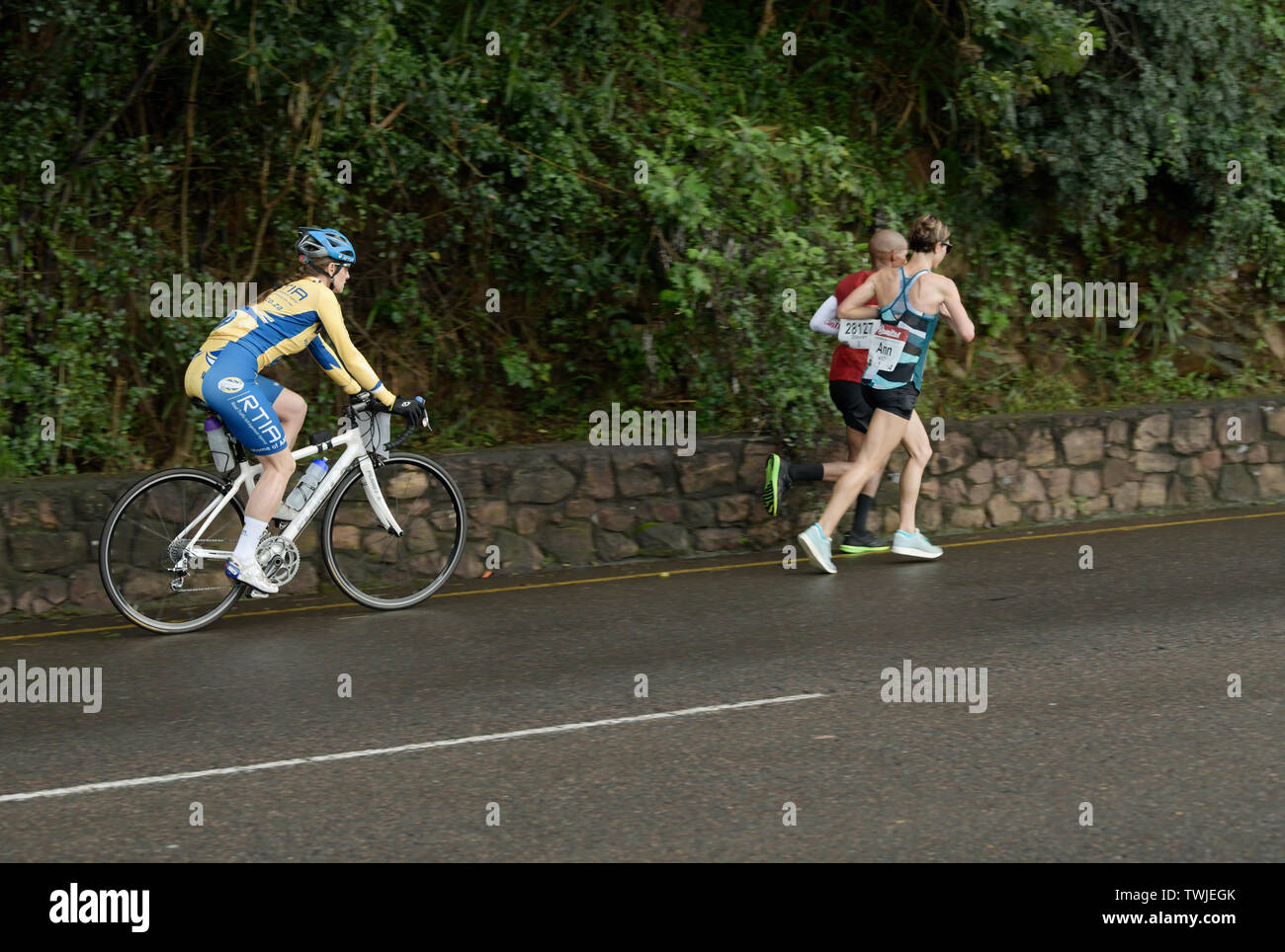 Durban, Sud Africa, ciclista seguente 2 posto guida femmina a 37 km marchio di 87 km, 2019, compagni Marathon, persone sport estremo, atleta elite Foto Stock