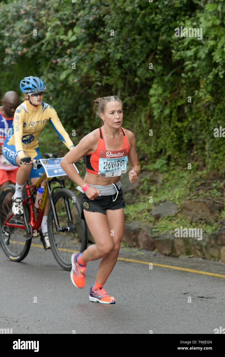 Durban, Sud Africa, elite donna runner, atleta femminile durante il funzionamento in terza posizione, 37 km marchio di 87 km, 2019, compagni Marathon, persone, sport, spazio di copia Foto Stock
