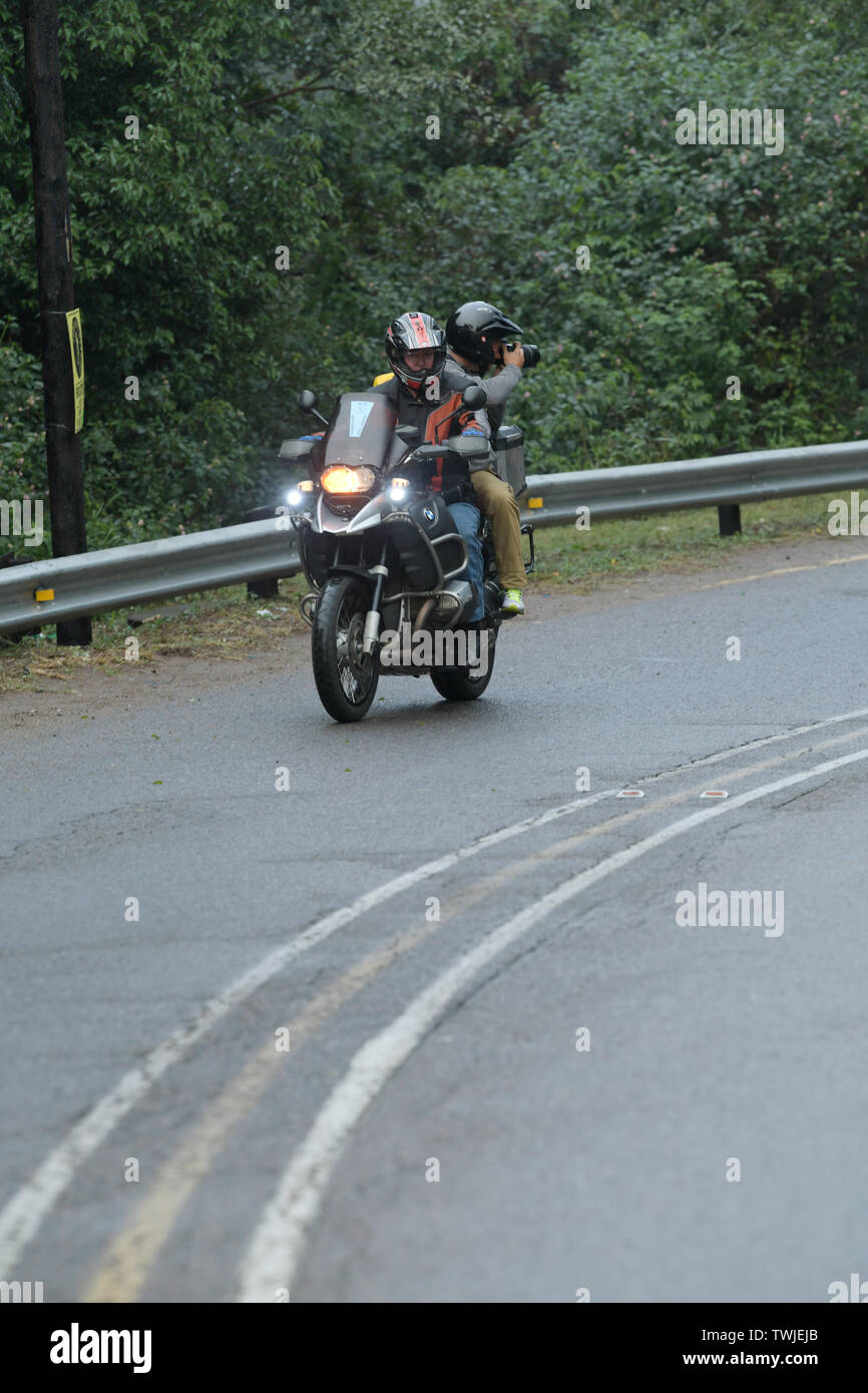 Durban, Sud Africa, l'uomo con la fotocamera per scattare delle foto a cavallo su supporti per motociclo, 2019, compagni maratona, fotografo ufficiale, notizie, sport, evento Foto Stock