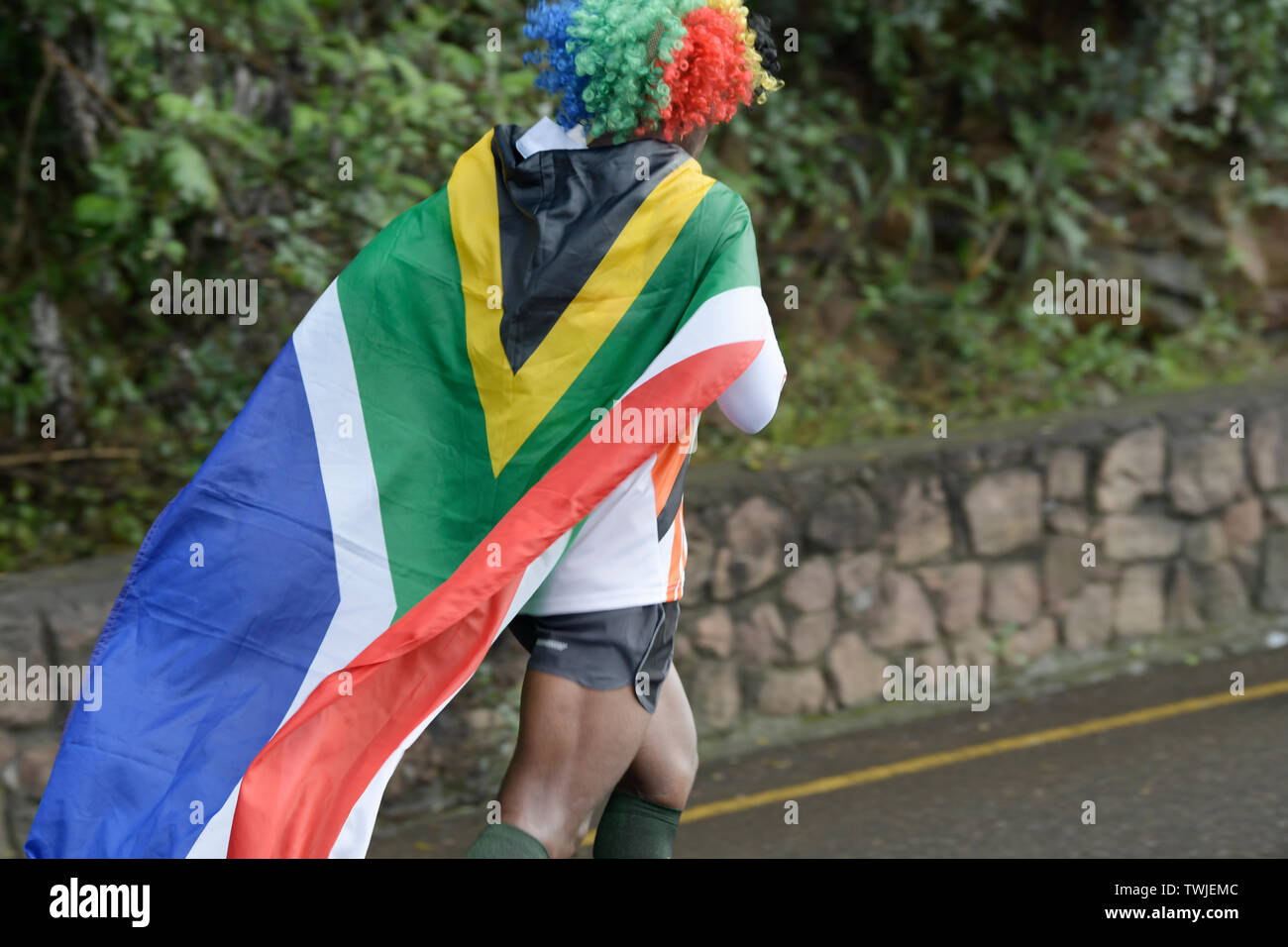 Durban, Sud Africa, uomo adulto in esecuzione con il Sud Africa bandiera sulle spalle, 2019, compagni Marathon, runner, concorrente, persone Foto Stock