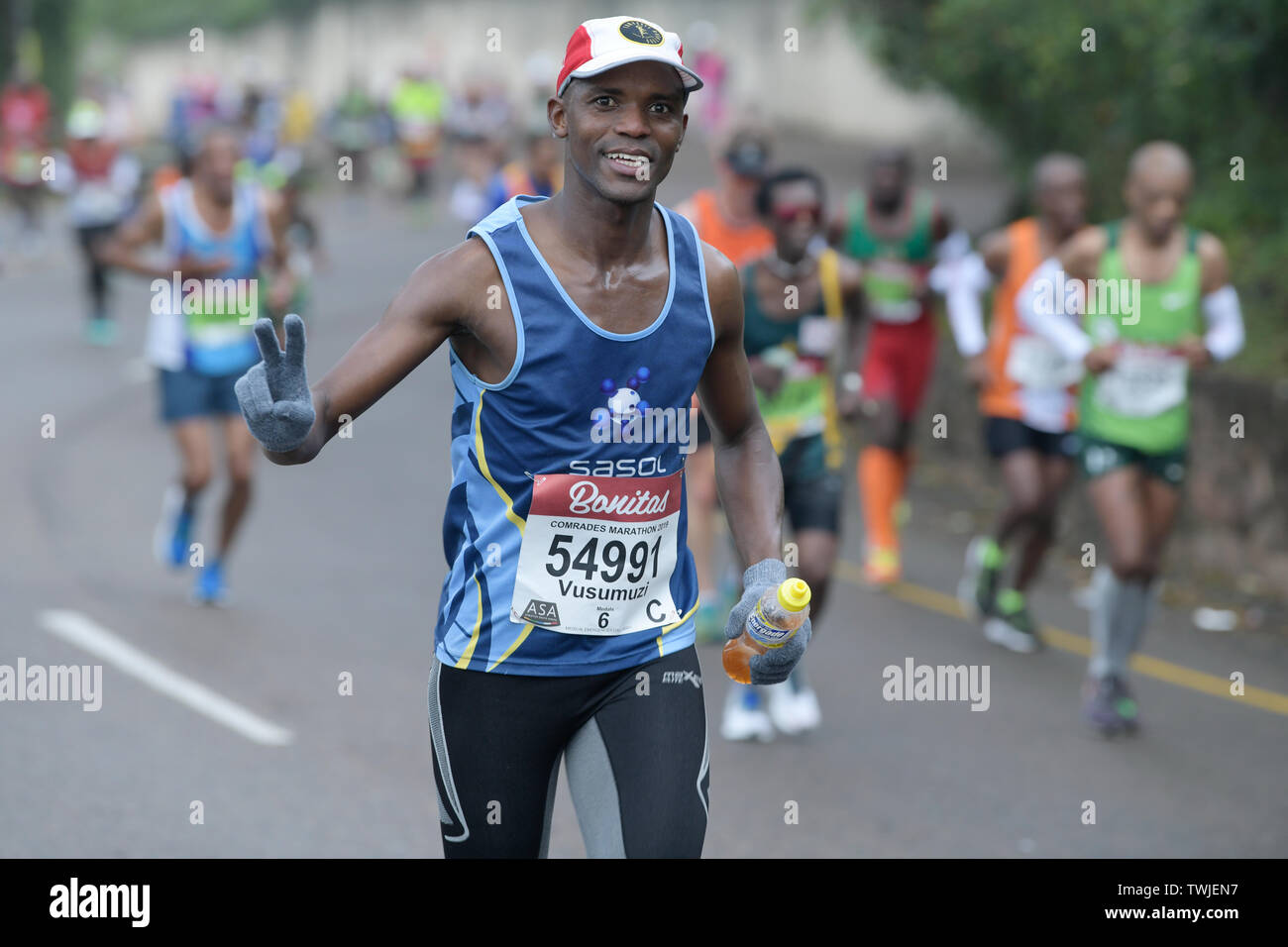 Durban, Sud Africa, uomo adulto dà segno di vittoria mentre è in esecuzione, 2019, compagni Marathon, persone, runner, atleta, persone, sport e fitness Foto Stock