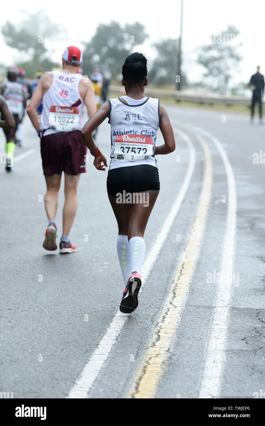 Durban, Sud Africa, donna adulta in esecuzione in salita su strada, runner, 2019, compagni maratona, concorrente, sport, le persone, movimento, azione, razza, evento Foto Stock