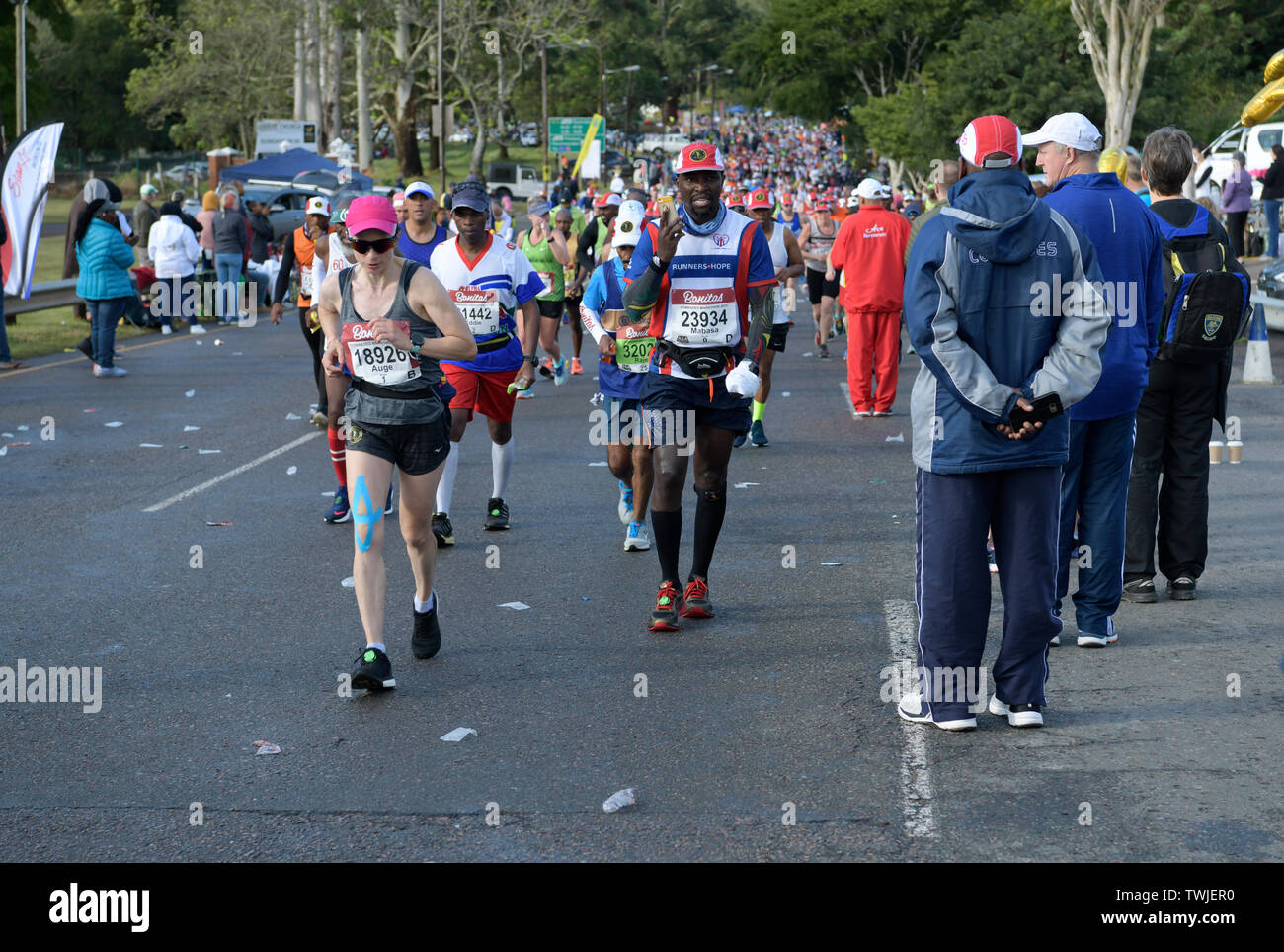 Durban, Sud Africa, uomo adulto parlando al telefono cellulare mentre competere nel 2019 compagni Marathon, persone folla, sport, partecipazione di massa Foto Stock