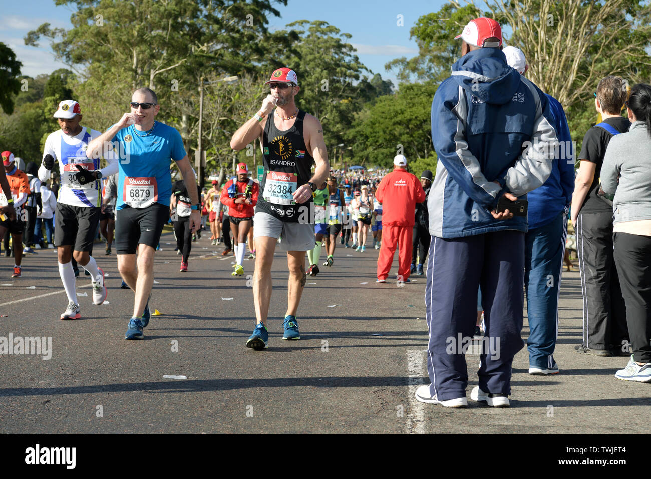 Durban, Sud Africa, 2 maschio adulto corridori acqua potabile mentre si cammina, 2019, compagni Marathon, ristoro, idratazione, persone, sport, in esecuzione Foto Stock