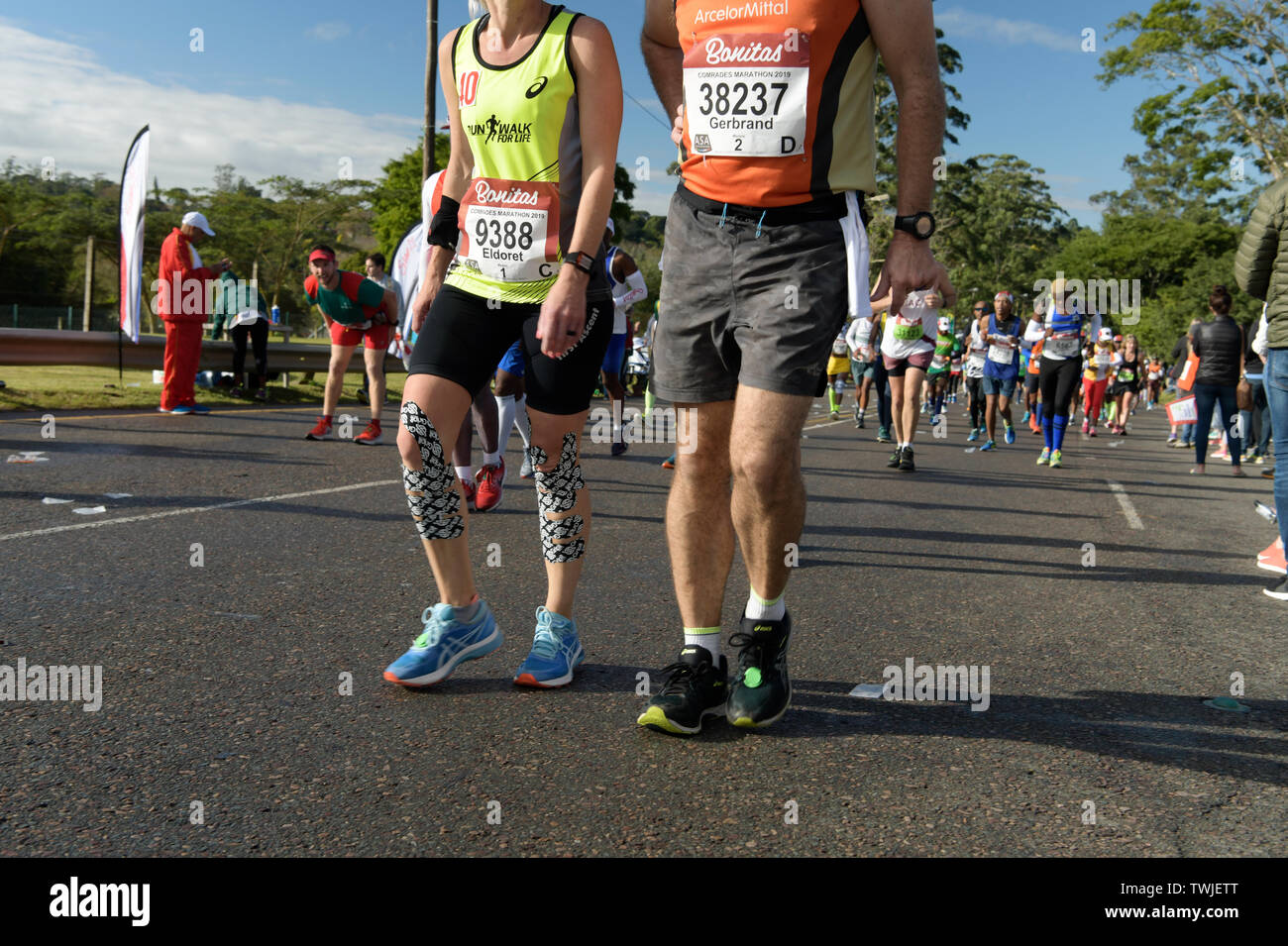 Durban, Sud Africa, adulti di un uomo e di una donna a piedi per il resto, 2019, compagni Marathon, corridori, concorrenti, persone, sport, evento sportivo, sfondo Foto Stock