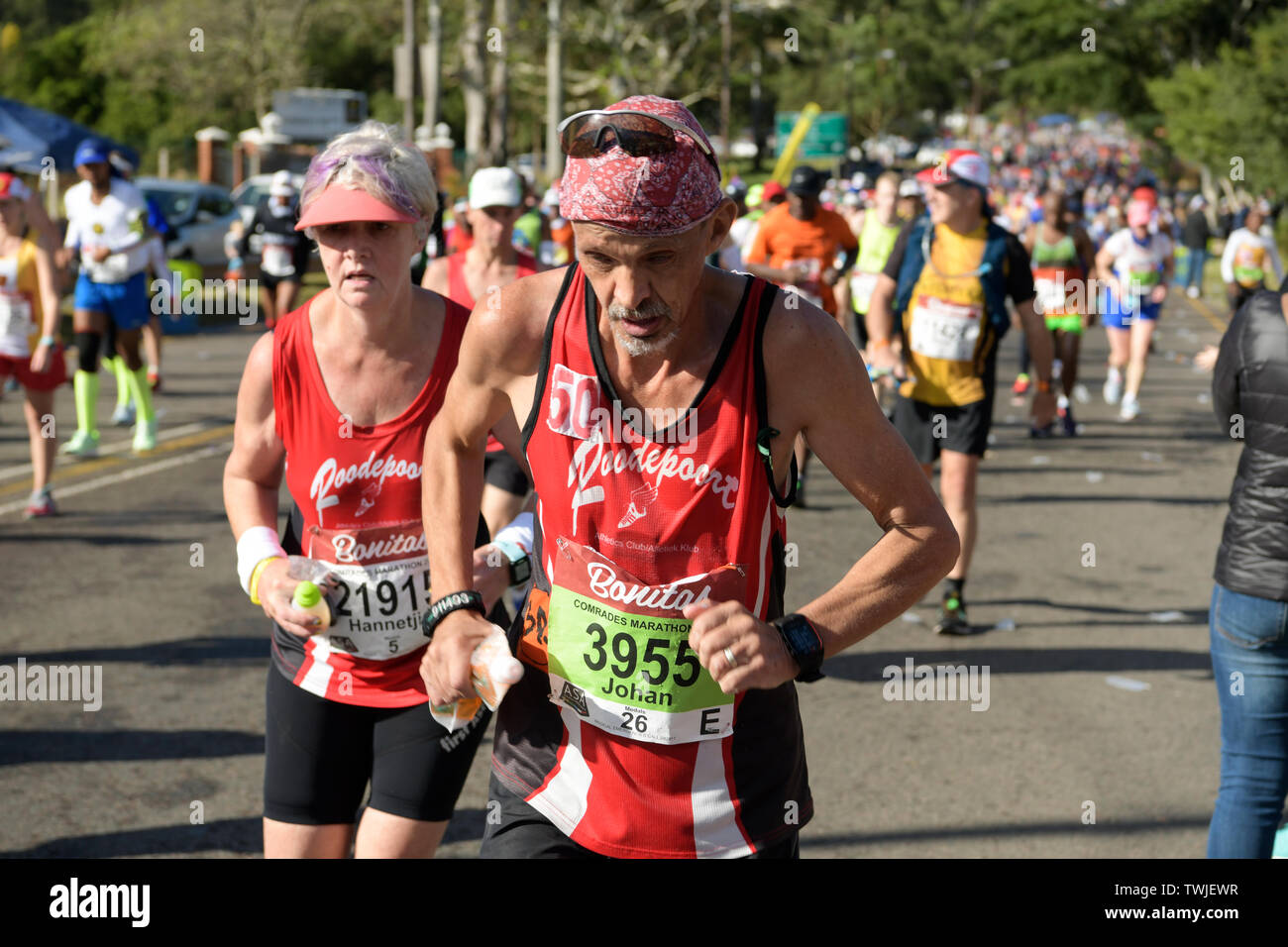 Durban, Sud Africa, senior l uomo e la donna corridori competere nel 2019 compagni Marathon, anziani, maschio, femmina, in esecuzione, persone sport Foto Stock