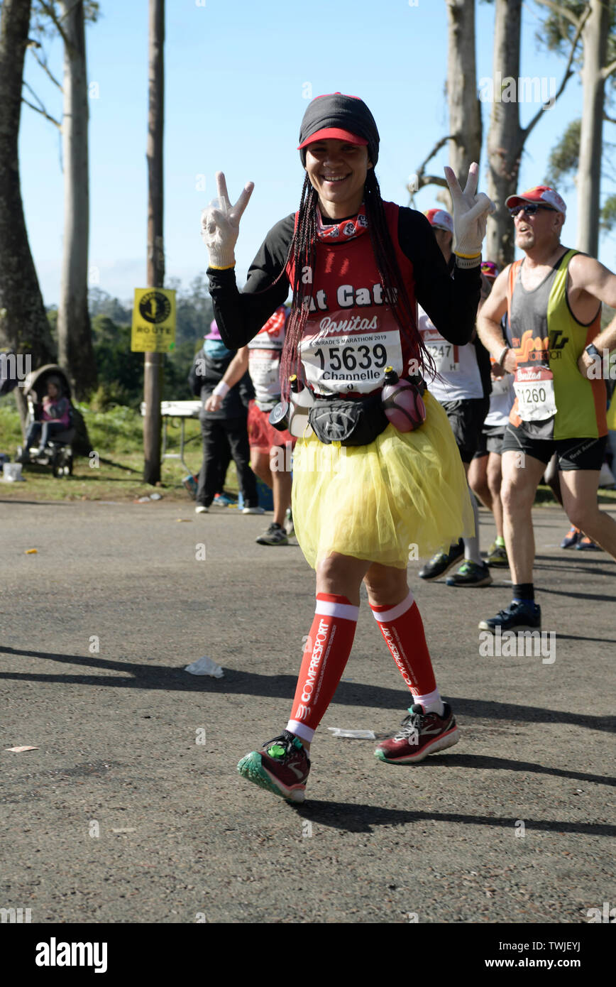 Durban, Sud Africa, sorridente donna adulta runner dando la vittoria mano segno, 2019, compagni Marathon, sport, persone attive, abito, passeggiate Foto Stock