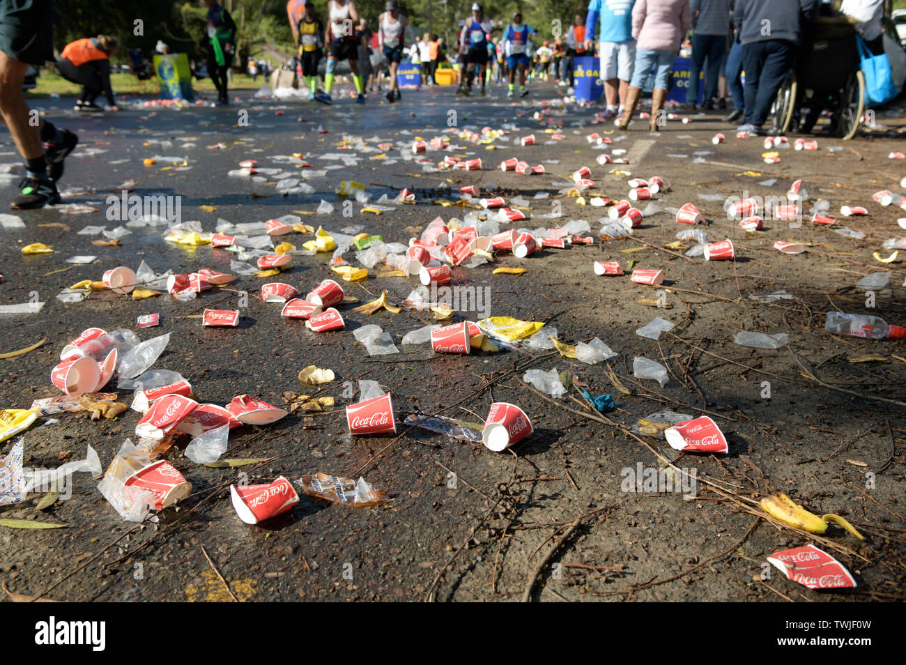 Durban, KwaZulu-Natal, Sud Africa, lettiere, sacchetti di plastica e bicchieri di carta scartata a stazione di ristoro da runner, 2019, compagni Marathon Foto Stock