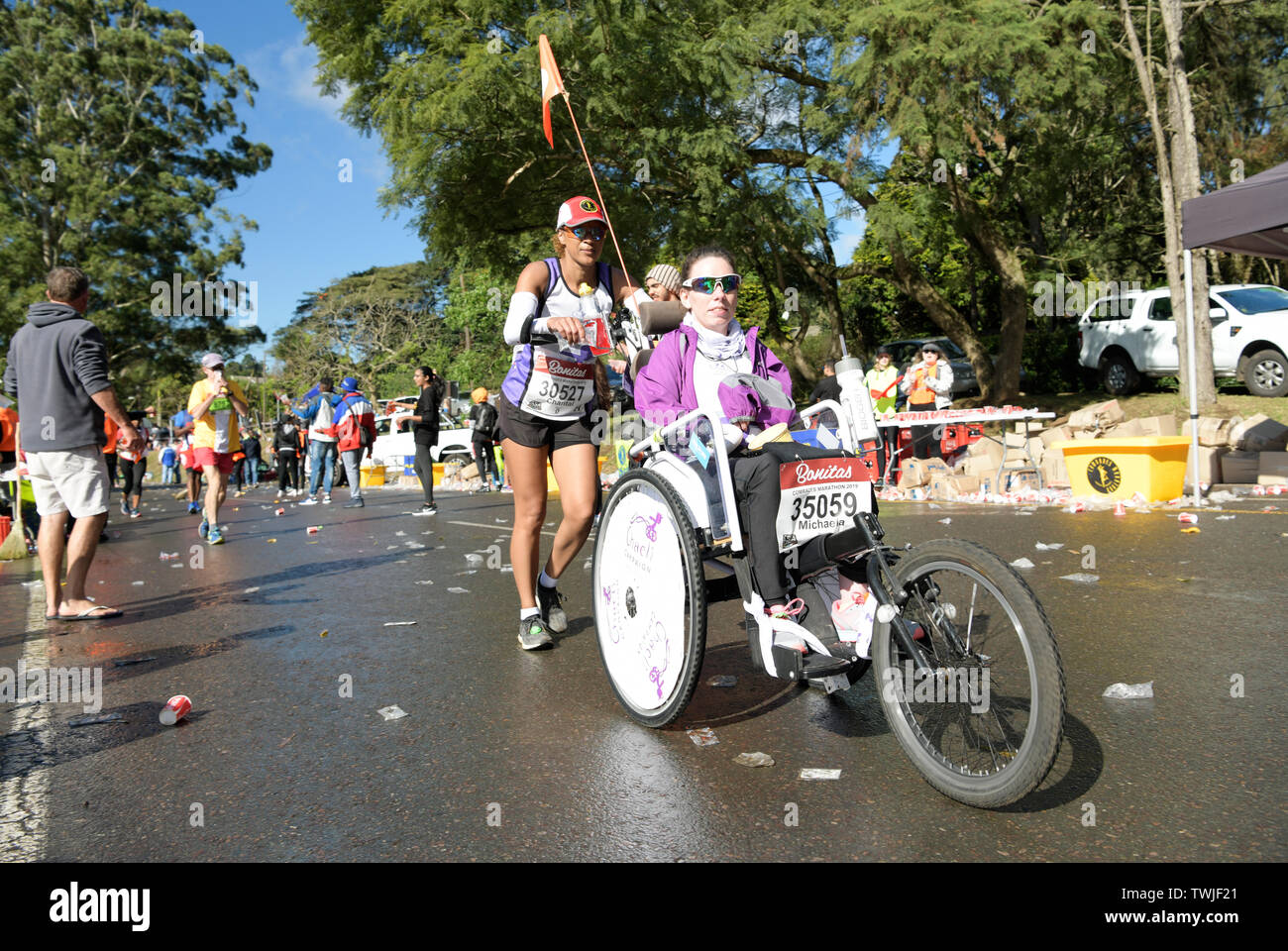 Durban, Sud Africa, runner sedia a rotelle di spinta delle donne disabili atleta, 2019, compagni maratona, della campagna di sensibilizzazione, disabilità, persone Foto Stock