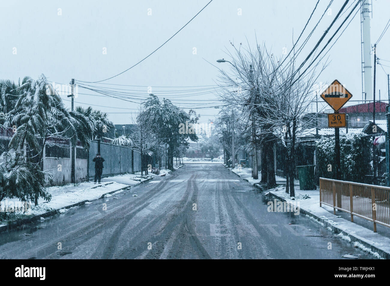 SANTIAGO DEL CILE - Luglio 2017: una strada durante un giorno nevoso a Santiago Foto Stock