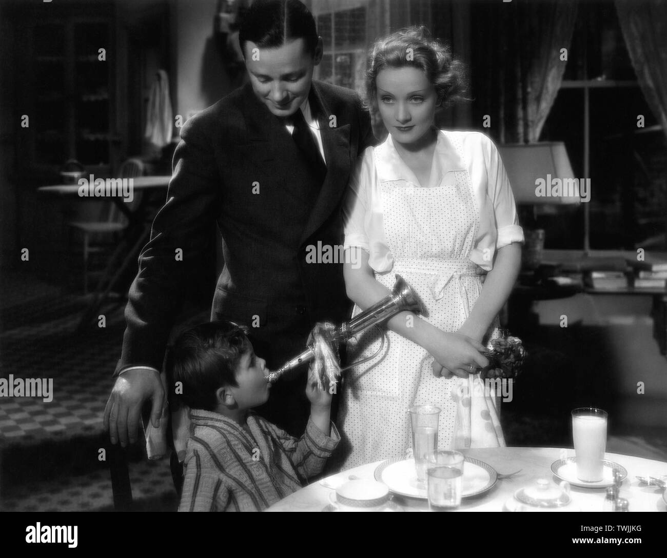MARLENE DIETRICH HERBERT MARSHALL e DICKIE MOORE in Venere Bionda 1932 Direttore Josef von Sternberg foto di DON INGLESE Paramount Pictures Foto Stock