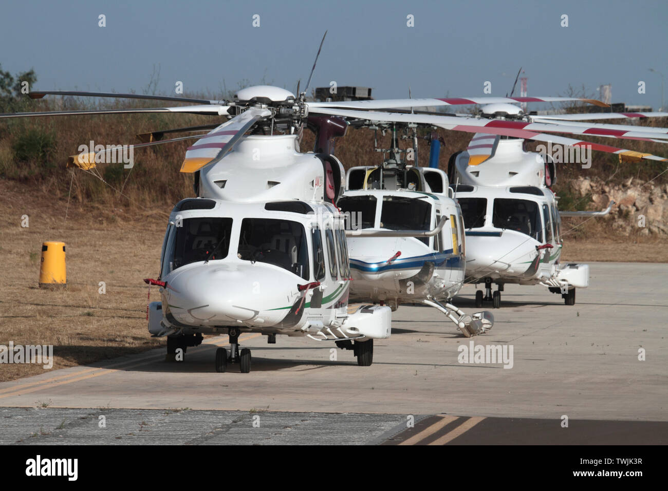 Elicotteri parcheggiati a terra. Trasporto aereo commerciale e aviazione civile. Vista frontale. Foto Stock