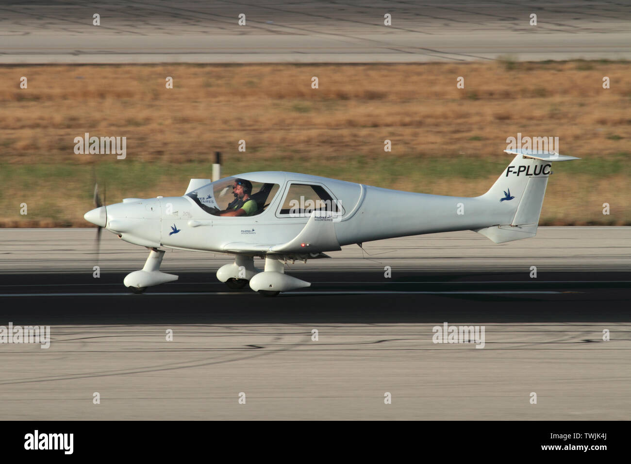 Dyn'Aero MCR-4S luce a singolo motore aereo privato sulla pista dell'Aeroporto Internazionale di Malta Foto Stock