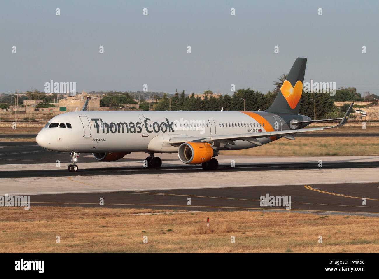 Thomas Cook Airlines Airbus A321 commerciali getto passeggero aereo decolla da Malta. Aviazione civile e trasporto aereo. Foto Stock