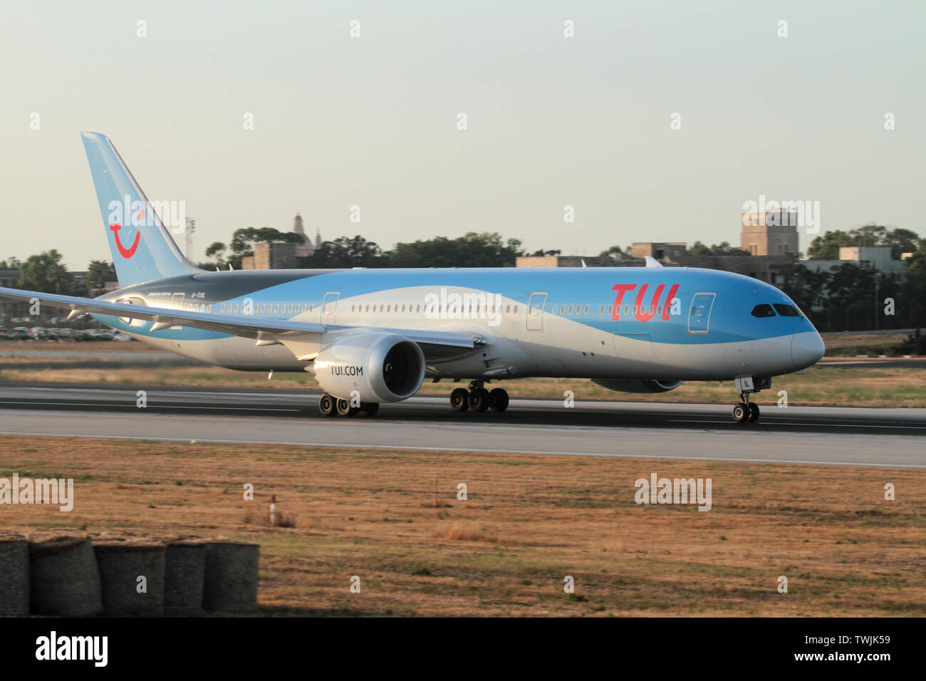 TUI Airways Boeing Dreamliner 787-9 long haul jet del passeggero aereo decolla da Malta Foto Stock