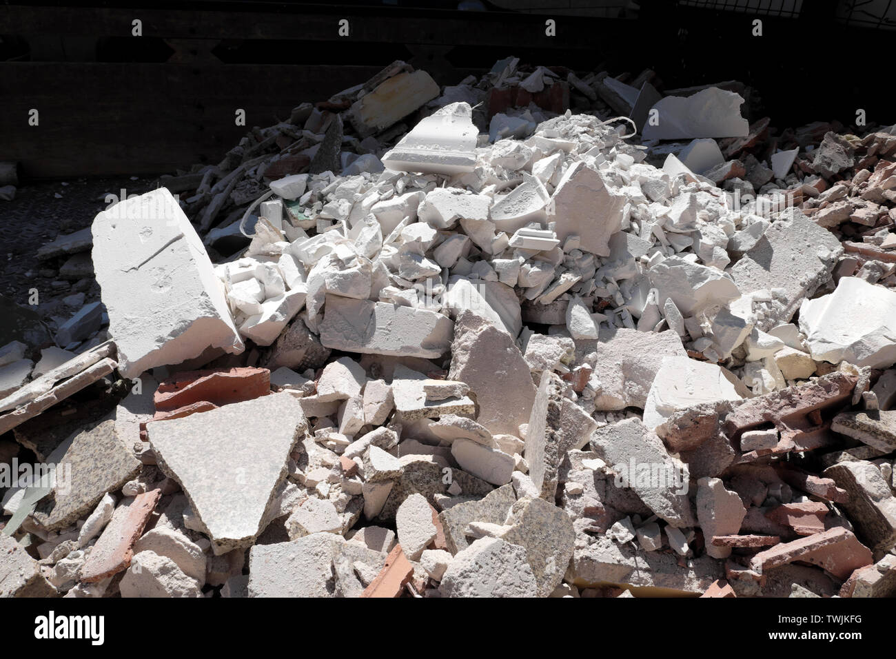 Cumulo di macerie su un cantiere in Porto Portogallo Europa KATHY DEWITT Foto Stock