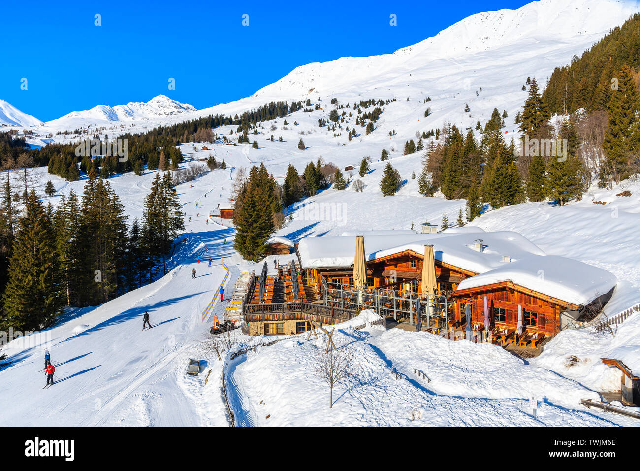 Vista del rifugio ristorante sulle piste da sci nelle Alpi austriache nella bella stagione invernale, Serfaus Fiss, in posizione Ladis, Tirolo, Austria. Foto Stock