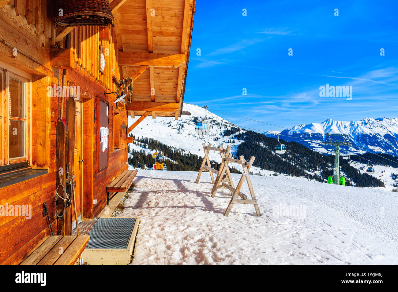 Legno casa in montagna sulle piste da sci nelle Alpi austriache nella bella stagione invernale, Serfaus Fiss, in posizione Ladis, Tirolo, Austria. Foto Stock
