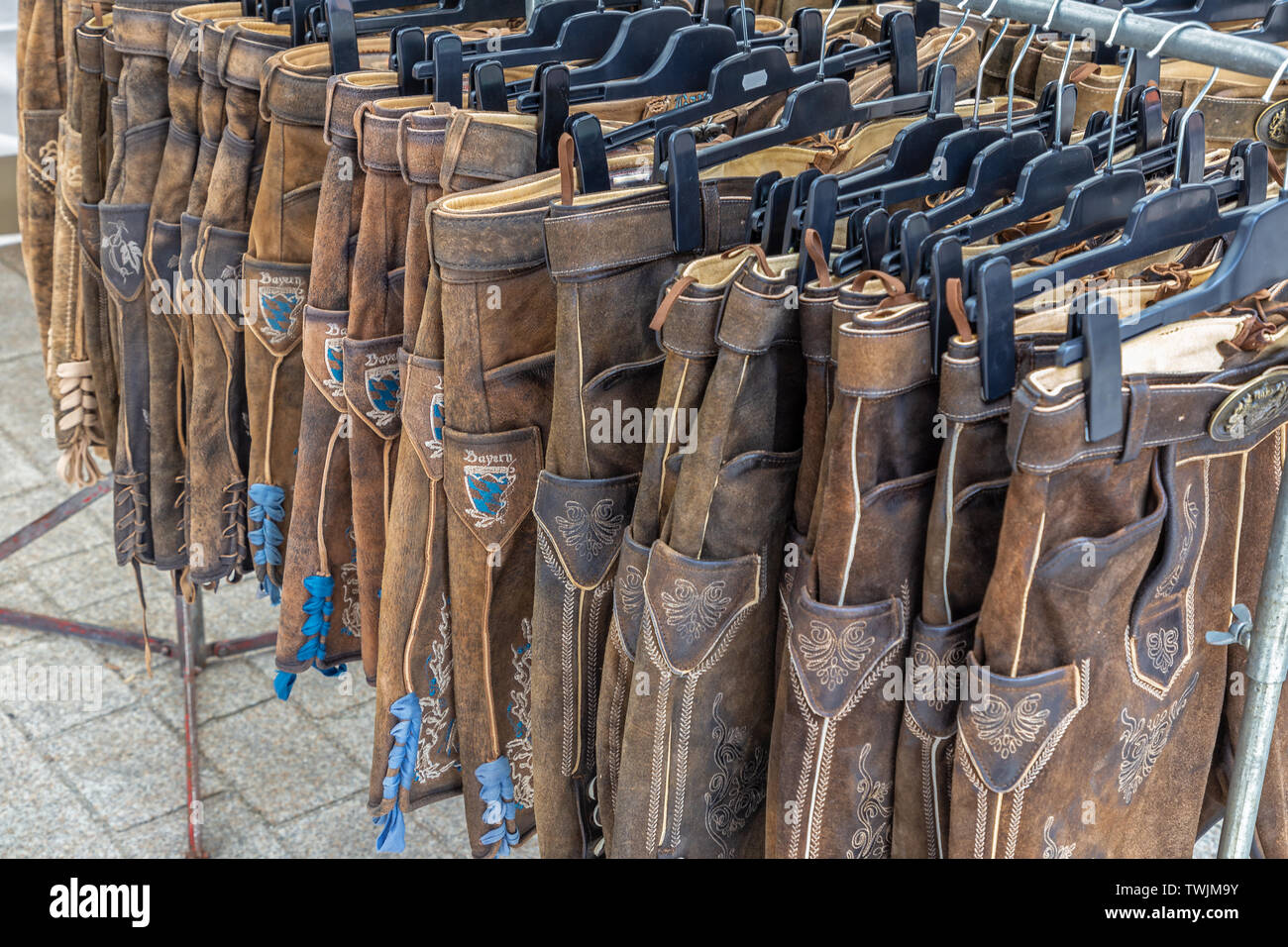 Lederhosen bavaresi per la vendita su un mercato in stallo in Germania Foto Stock