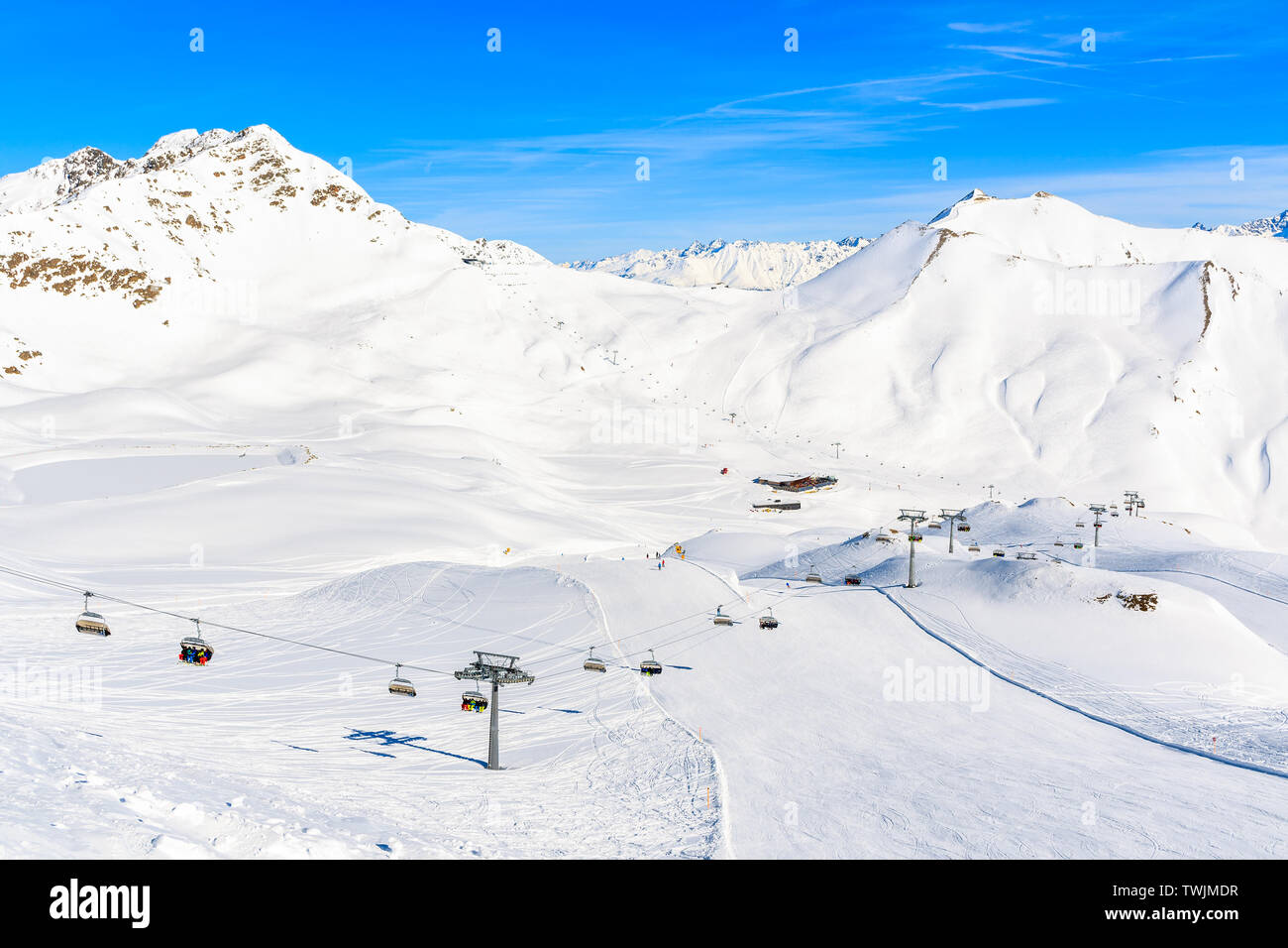 Vista delle piste da sci e fantastiche Alpi austriache montagne in bella neve invernale, Serfaus Fiss, in posizione Ladis, Tirolo, Austria Foto Stock