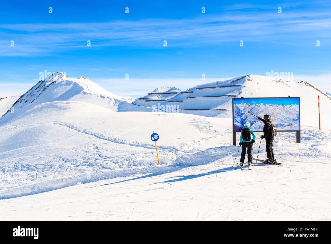 Paio di sciatori guardando cartina della ski area in splendide Alpi austriache montagne in bella neve invernale, Serfaus Fiss, in posizione Ladis, Tirolo, Austria Foto Stock