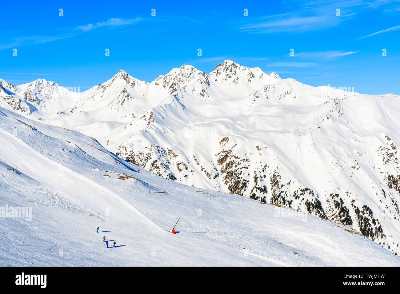 Vista delle piste da sci e fantastiche Alpi austriache montagne in bella neve invernale, Serfaus Fiss, in posizione Ladis, Tirolo, Austria Foto Stock