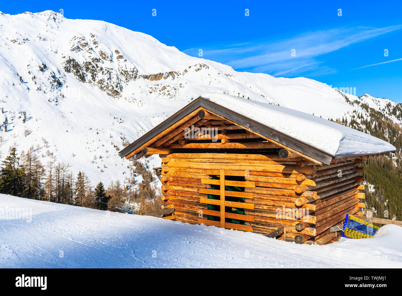 Legno baita di montagna sulle piste da sci nelle Alpi austriache nella bella stagione invernale, Serfaus Fiss, in posizione Ladis, Tirolo, Austria. Foto Stock