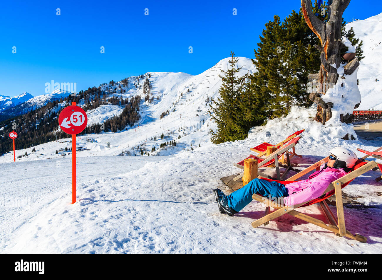 Donna sciatore rilassante in sun sedia sul pendio in splendide Alpi austriache nella bella stagione invernale, Serfaus Fiss, in posizione Ladis, Tirolo, Austria Foto Stock