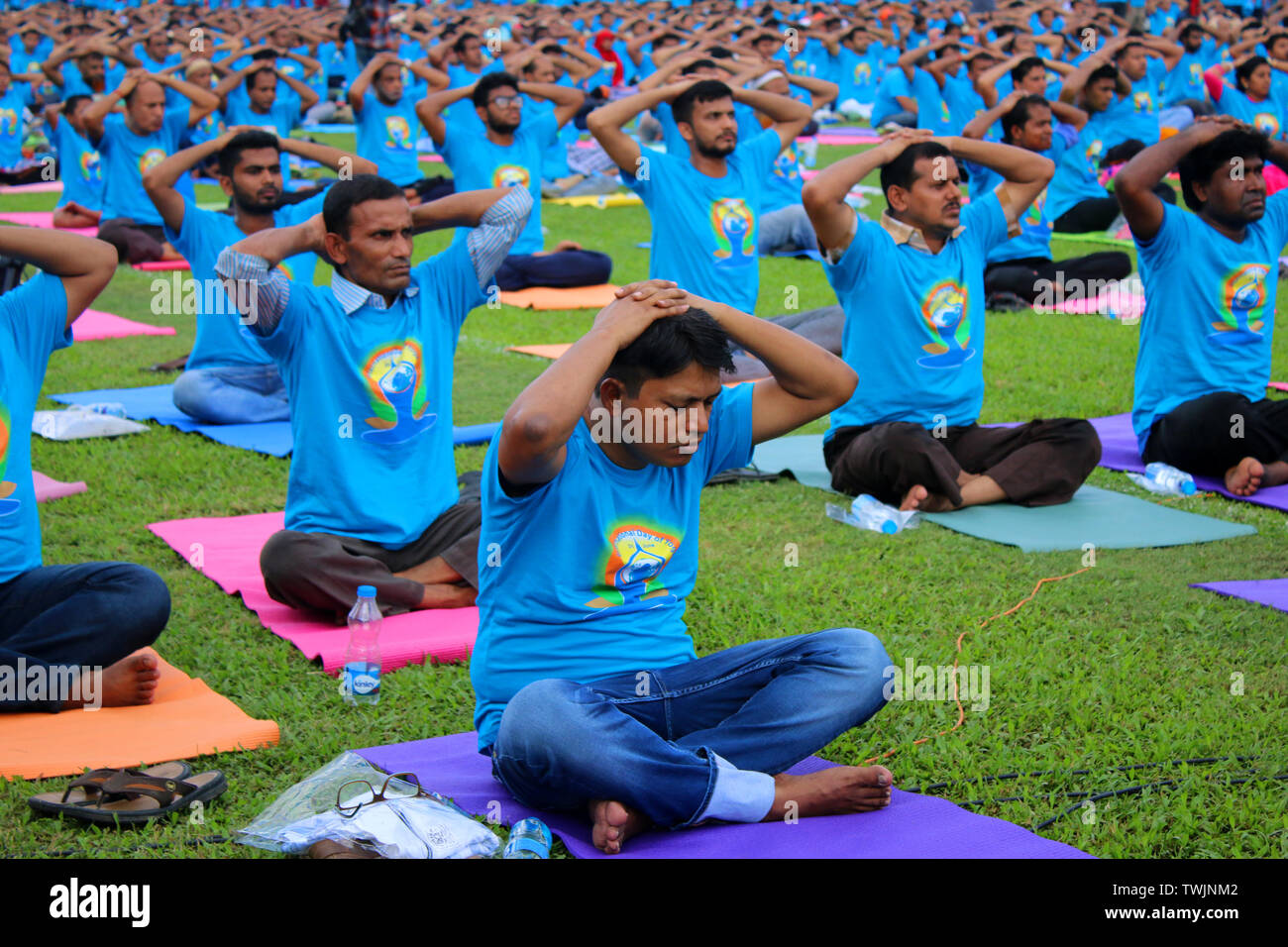 Dacca in Bangladesh. Xx Giugno, 2019. La gente si vede la pratica dello Yoga durante la International Yoga giorno a Dhaka.Gli appassionati di Yoga celebrare International Yoga giornata al Bangabandhu National Stadium di Dhaka. Credito: SOPA Immagini limitata/Alamy Live News Foto Stock