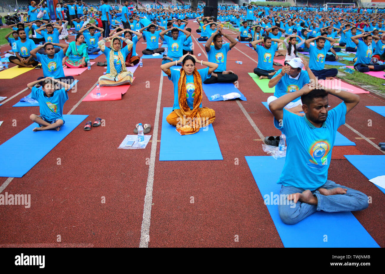 Dacca in Bangladesh. Xx Giugno, 2019. La gente si vede la pratica dello Yoga durante la International Yoga giorno a Dhaka.Gli appassionati di Yoga celebrare International Yoga giornata al Bangabandhu National Stadium di Dhaka. Credito: SOPA Immagini limitata/Alamy Live News Foto Stock