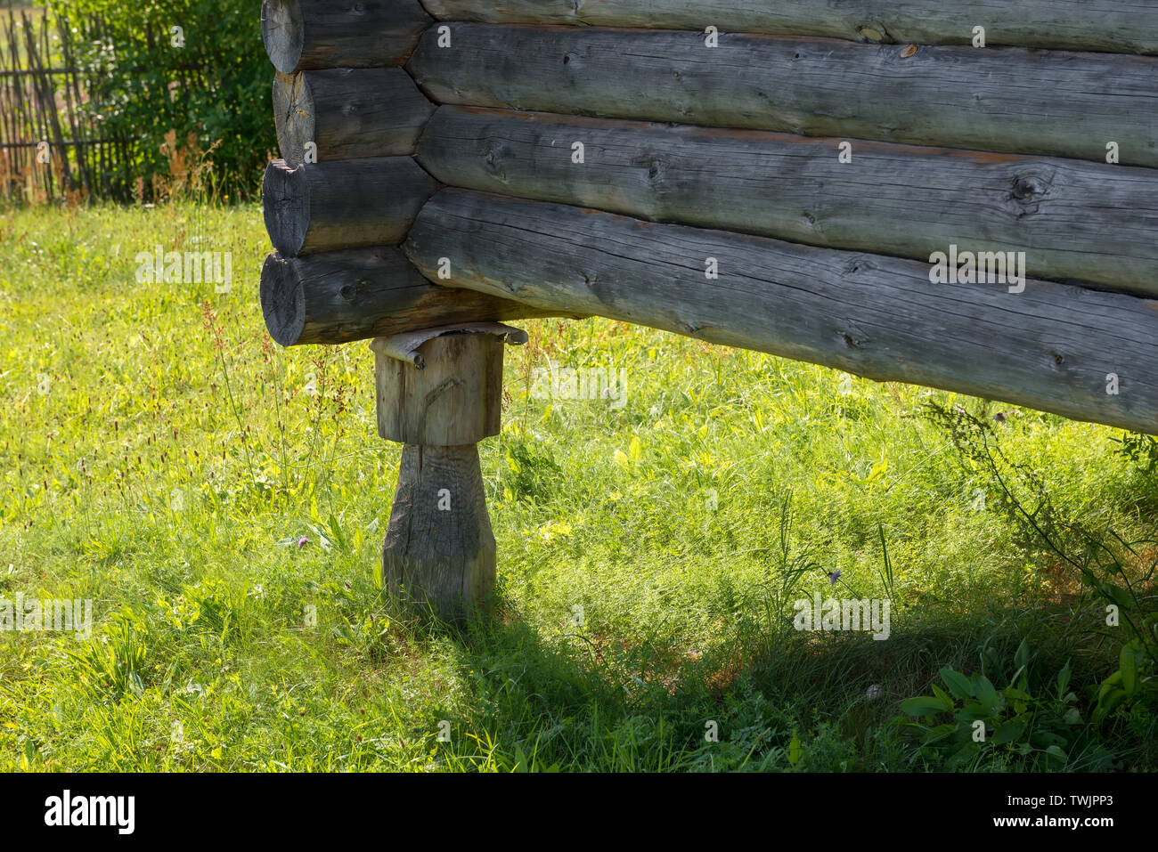 Anti-mouse sostegno dell'edificio commerciale per conservare i prodotti nel villaggio slavo del decimo secolo Foto Stock