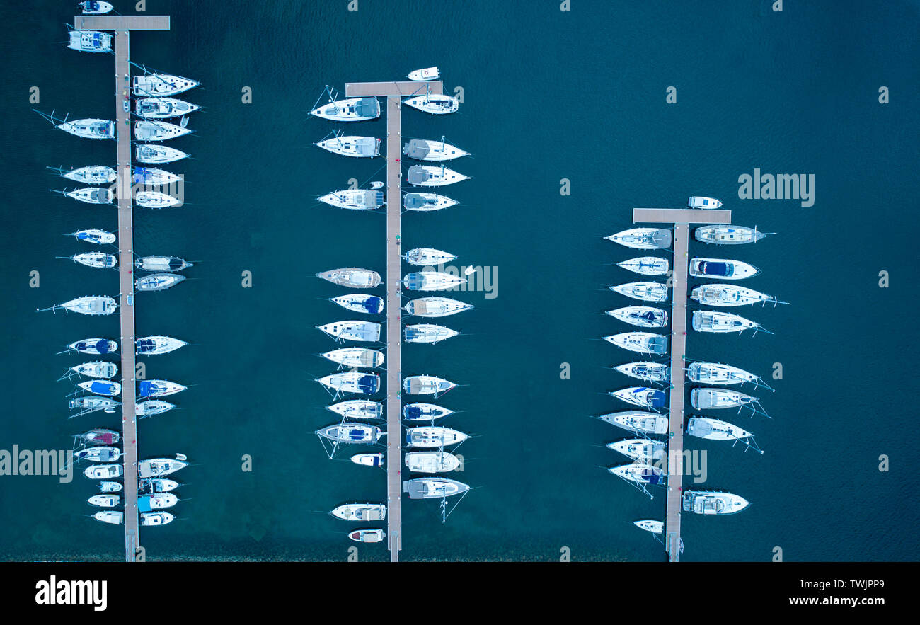 Vista aerea di yacht e barche ormeggiate nella marina e di acqua chiara. Vista Aerea della Marina in Turchia. Le icone per le vacanze . Foto Stock