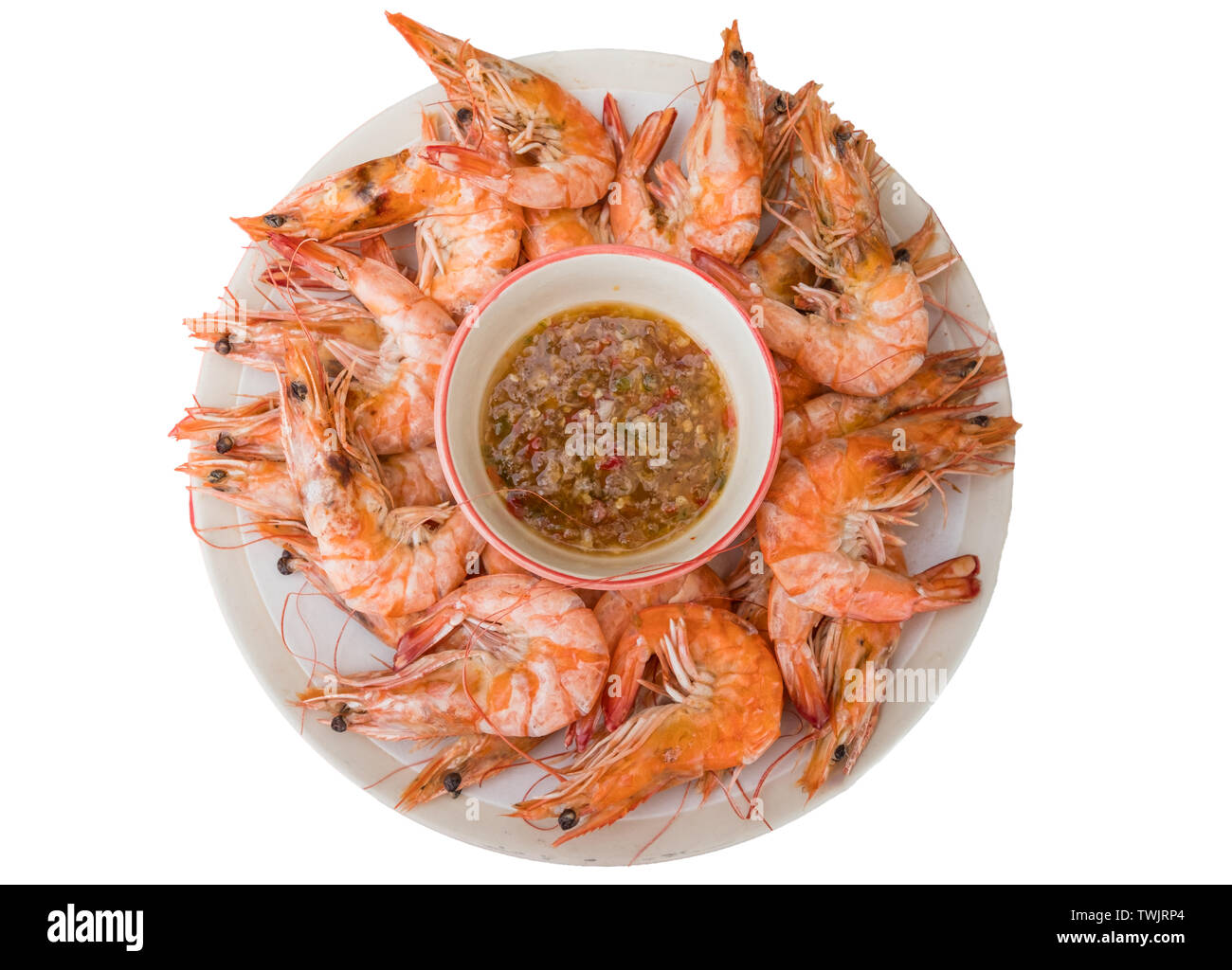 Frutti di mare gamberi bolliti con salsa sul piatto bianco, isolato su sfondo Foto Stock