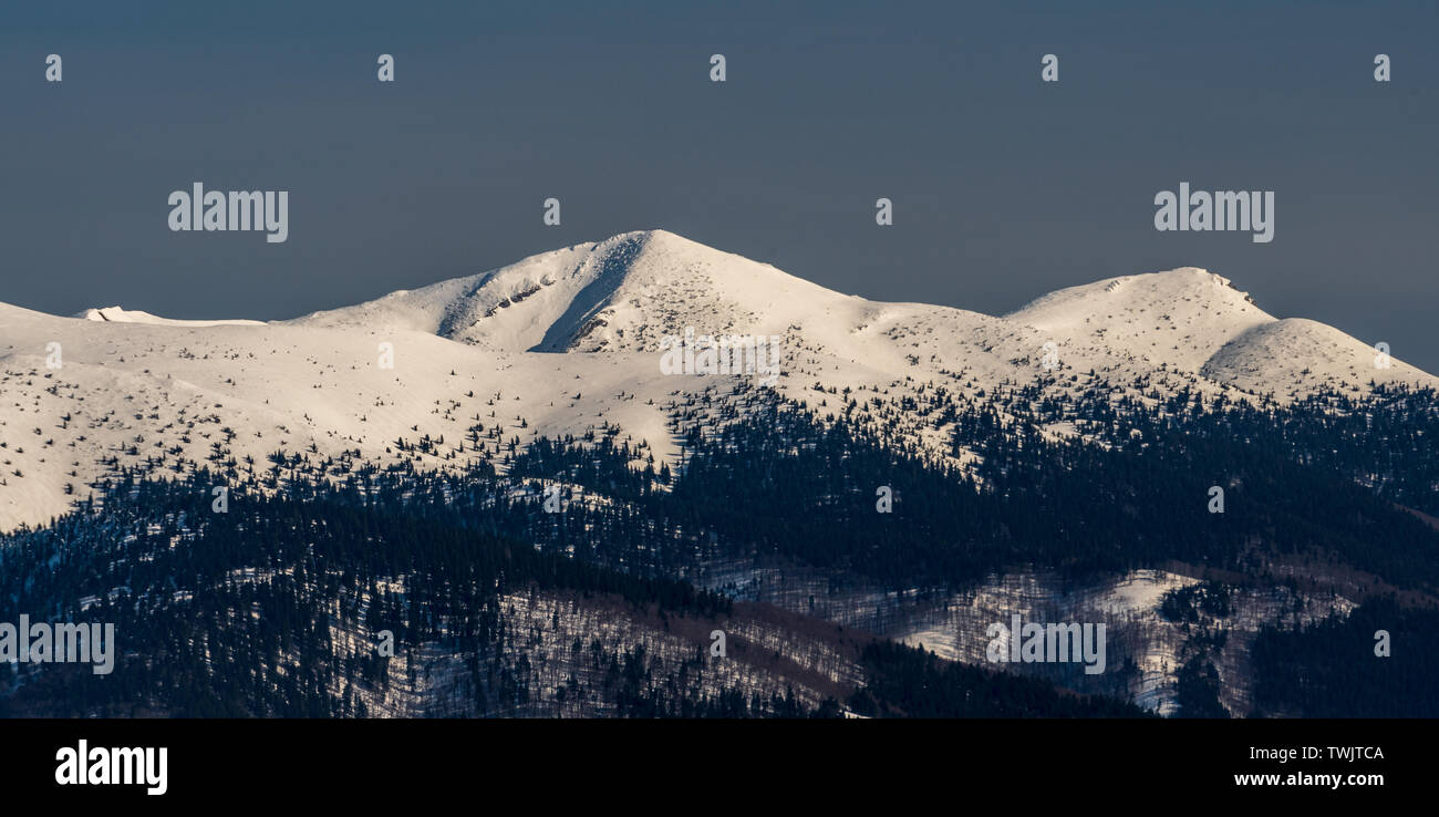 Velky Krivan e colline Chleb da Velka luka hill in Mala Fatra montagne in Slovacchia durante la giornata invernale con cielo chiaro Foto Stock