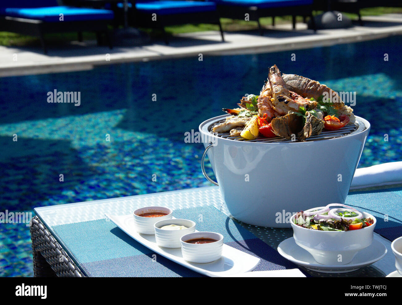 Asian testy cibo sulla piscina blu sullo sfondo Foto Stock