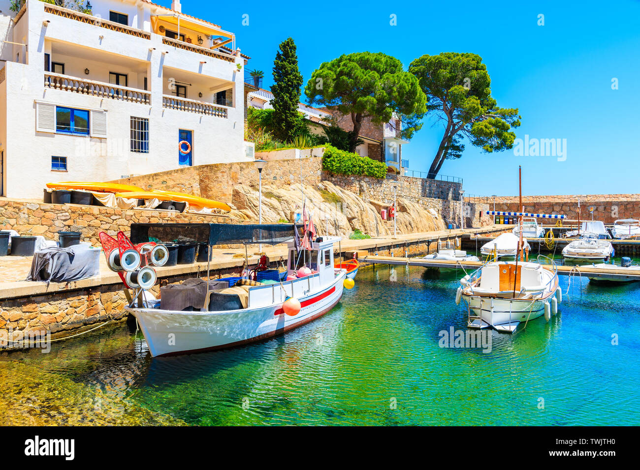 Barche da pesca nel pittoresco porto di Fornells village, Costa Brava, Spagna Foto Stock