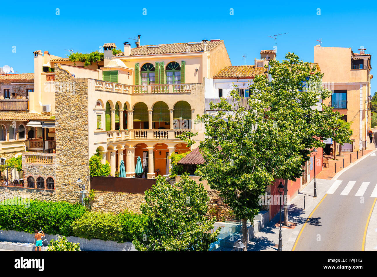 Street con belle architeture in Begur città vecchia, Costa Brava, Spagna Foto Stock