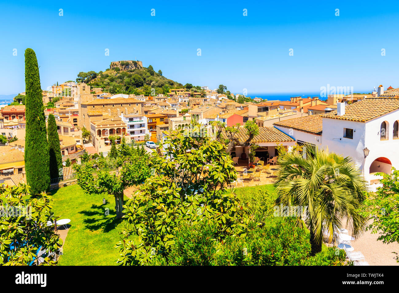 Tradizionali case di pietra nella città di Begur, vista dalla terrazza nei giardini della città, Costa Brava, Spagna Foto Stock