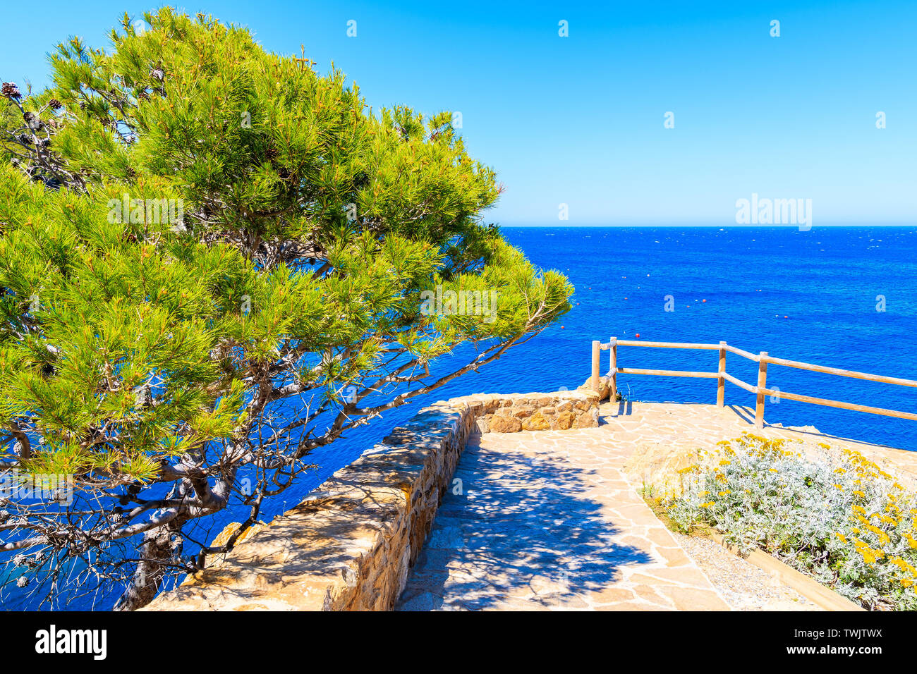 Passaggio pedonale costiero di spiaggia vicino Sa Tuna village, Costa Brava, Spagna Foto Stock