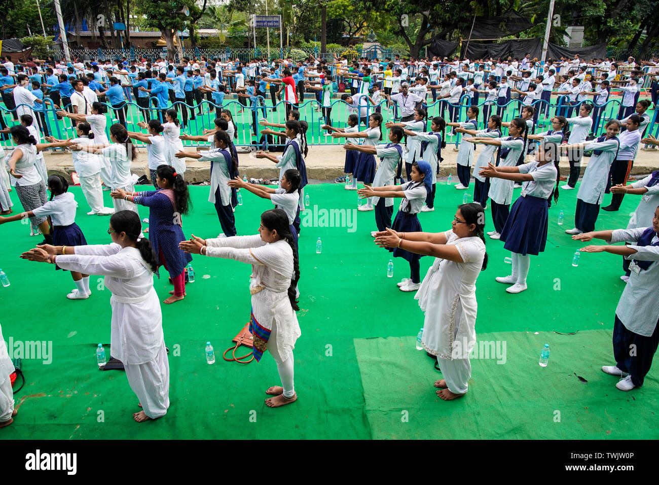 Kolkata, India. Il 21 giugno, 2019. Scuola gli studenti prendono parte ad una messa in sessione di yoga sulle strade dell'Esplande, Calcutta per contrassegnare la Giornata Internazionale di Yoga. Credito: SOPA Immagini limitata/Alamy Live News Foto Stock