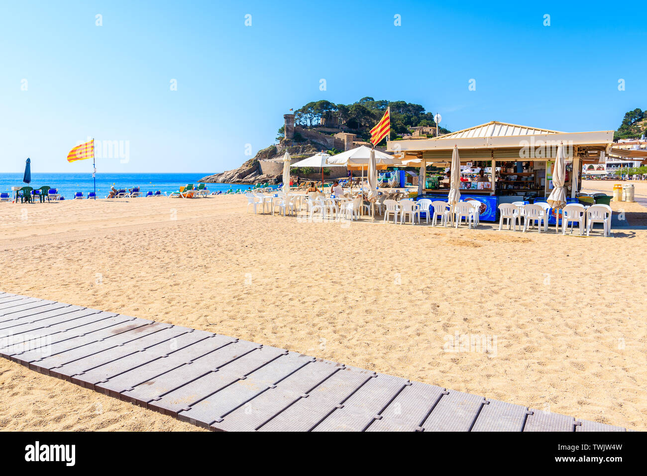 TOSSA DE MAR, Spagna - giu 3, 2019: ristorante sulla spiaggia di sabbia in Tossa de Mar città, Costa Brava, Spagna. Foto Stock