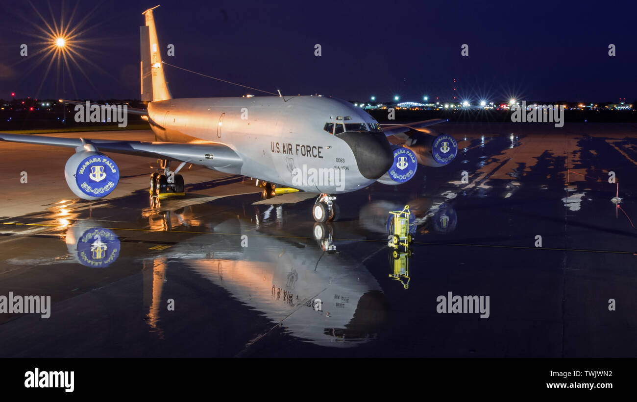 Una KC-135R Stratotanker getta una riflessione sul pavimento bagnato assegnato alla 914th Air Refuelling Wing in Niagara Falls riserva aria, stazione di New York il 31 maggio 2019. Stati Uniti Air Force foto di Peter Borys Foto Stock