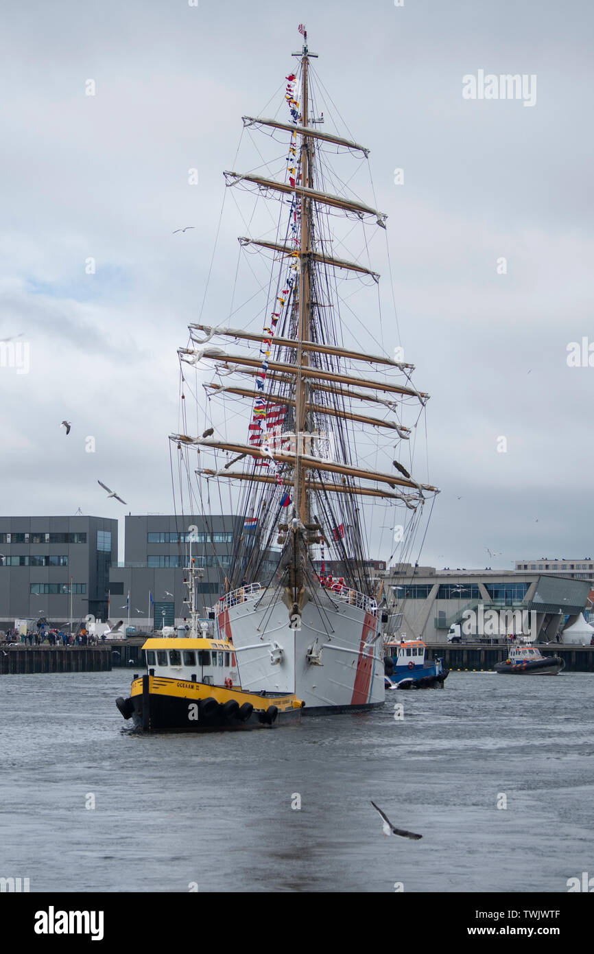 Il USCGC Eagle (WIX-327) tira nel porto di Scheveningen durante il Festival dei Velieri e gara, Scheveningen, Paesi Bassi, 20 giugno 2019. Il USCGC Eagle, che viene utilizzato come un coltello di formazione per futuri ufficiali della United States Coast Guard, sta prendendo parte alla Tall Ships Festival Scheveningen, che consiste di navi a vela con equipaggio oltre una dozzina di paesi. (U.S. Foto dell'esercito da Cpl. Kevin Sterling Payne) Foto Stock