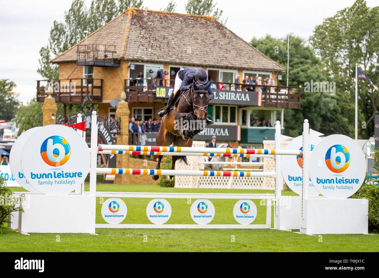 Hickstead, West Sussex, Regno Unito. Xx Giugno, 2019. Vincitore. Julie pozzetti Ambra di equitazione. Stati Uniti d'America. La Bunn Leisure Trophy. L'Al Shira"aa Hickstead Derby riunione. Hickstead. West Sussex. Regno Unito. GBR. 20/06/2019. Credito: Sport In immagini/Alamy Live News Foto Stock