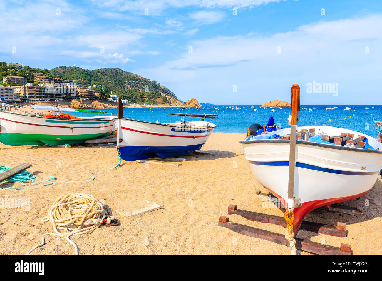 Barche di pescatori sulla spiaggia di sabbia dorata in Tossa de Mar città, Costa Brava, Spagna Foto Stock