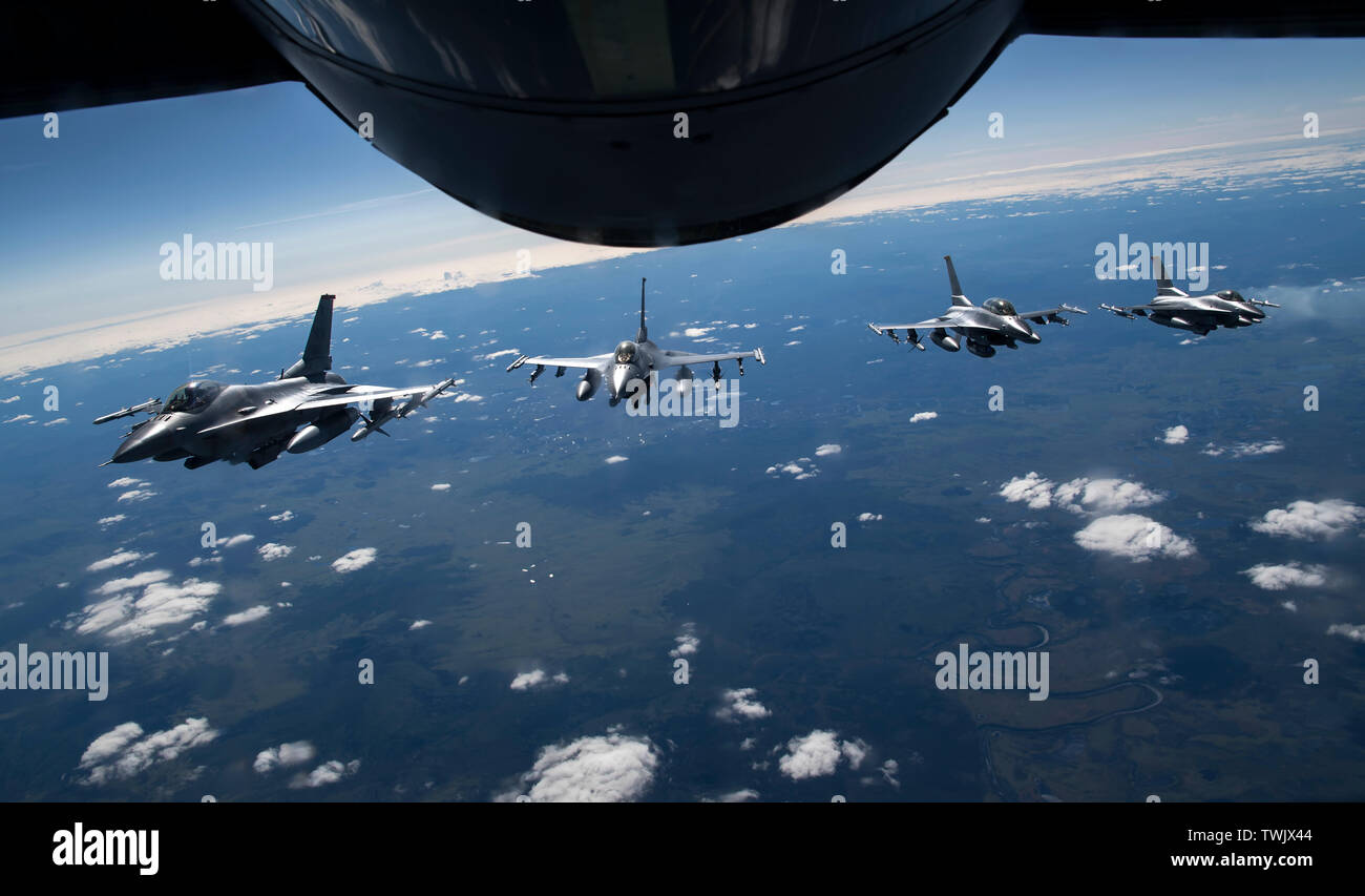 Quattro Stati Uniti Air Force F-16 Fighting Falcon i piloti dal XIII Fighter Squadron, Misawa combatté Air Base, Giappone, allontanati da una KC-135 Stratotanker durante la bandiera rossa-Alaska 19-2 vicino Eielson Air Force Base in Alaska, 18 giugno 2019. Xiii FS è una delle varie unità, per includere i partner della NATO, partecipando in esercizio RF-A. Il Pacific Air Forces-sponsorizzato esercizio avviene nel giunto Pacific Alaska Range complessa, il che fornisce un addestramento realistico ambiente con circa 67.000 chilometri quadrati di spazio aereo. (U.S. Air Force photo by Staff Sgt. Matteo Lotz) Foto Stock