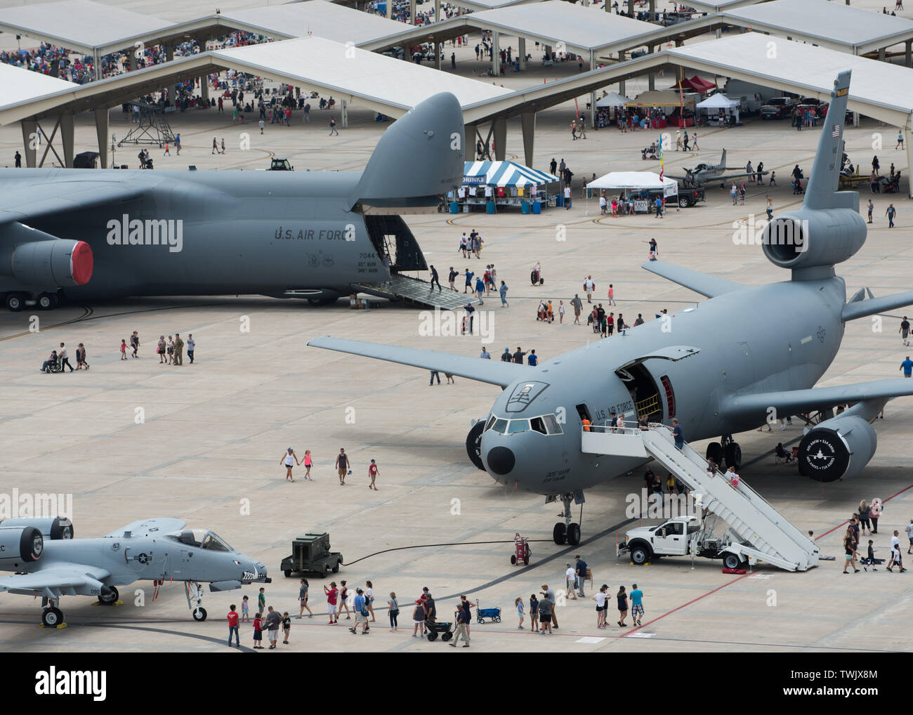 Air show gli ospiti di esplorare differenti visualizza statica durante le ali sopra Whiteman 2019 Aria e Spazio expo a Whiteman Air Force Base, Missouri, 16 giugno 2019. Questo gratuito open house guest ha permesso di ottenere uno sguardo da vicino a strategic Air Force risorse che gli avieri utilizzare per effettuare missioni in tutto il mondo. (U.S. Air Force foto da Staff Sgt. Danielle Quilla) Foto Stock